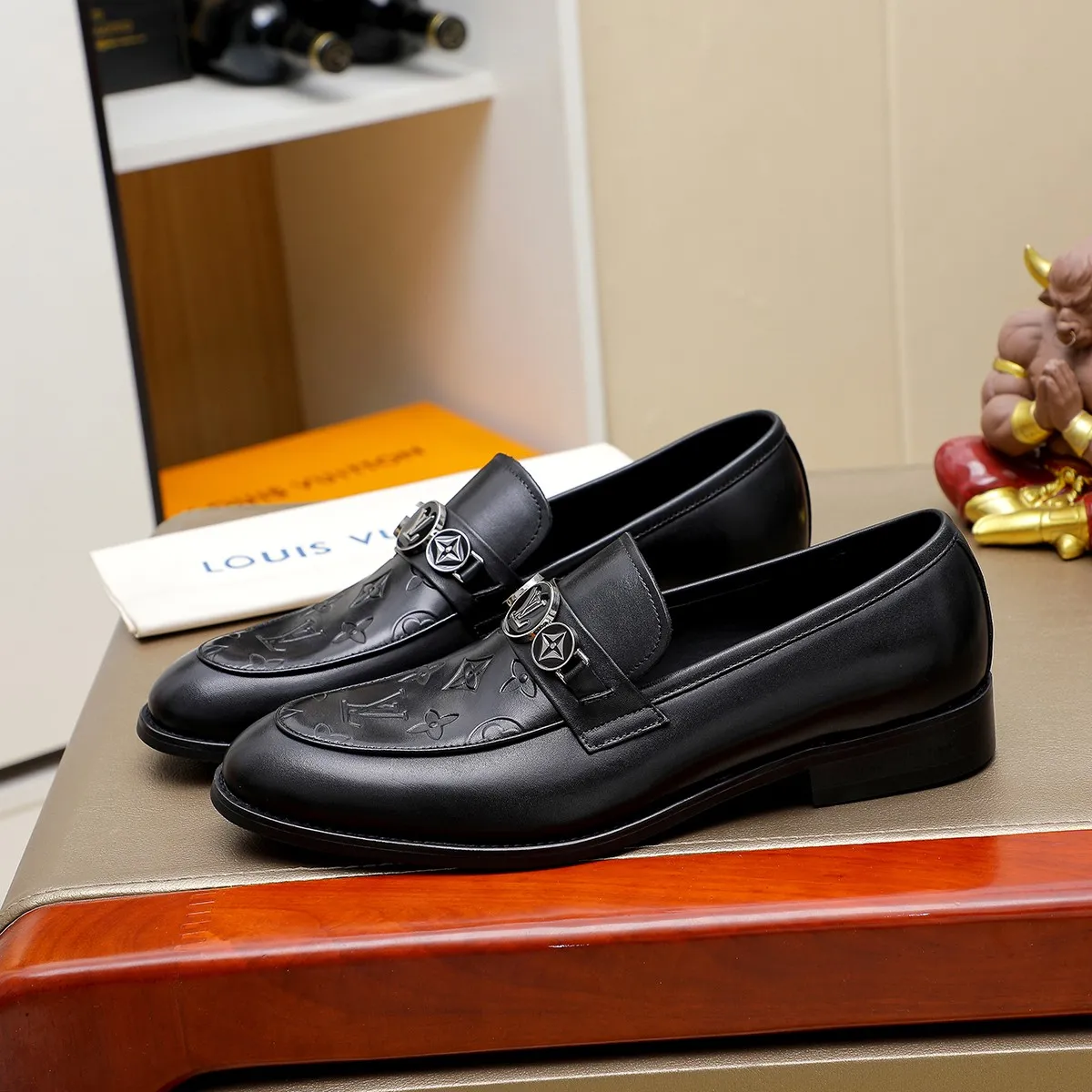 Men's Men's Shoes 💰420 💰[Louis Vuitton] LV high-end business formal leather shoes! ! Luxurious and elegant style, equal emphasis on practicality and style, professional focus on details and quality, counter original 1⃣️: 1⃣️ super accurate reproduction👍🏻! Material: The upper is made of imported original soft 🐂cowhide ➕imported first-layer sheepskin lining. Original anti-slip and wear-resistant outsole! Code number: 39--45, (38.46 custom-made) Large quantities in stock!